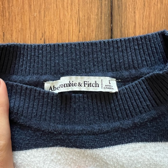 Abercrombie & Fitch Women’s Navy and White Crewneck Sweater - Picture 3 of 4